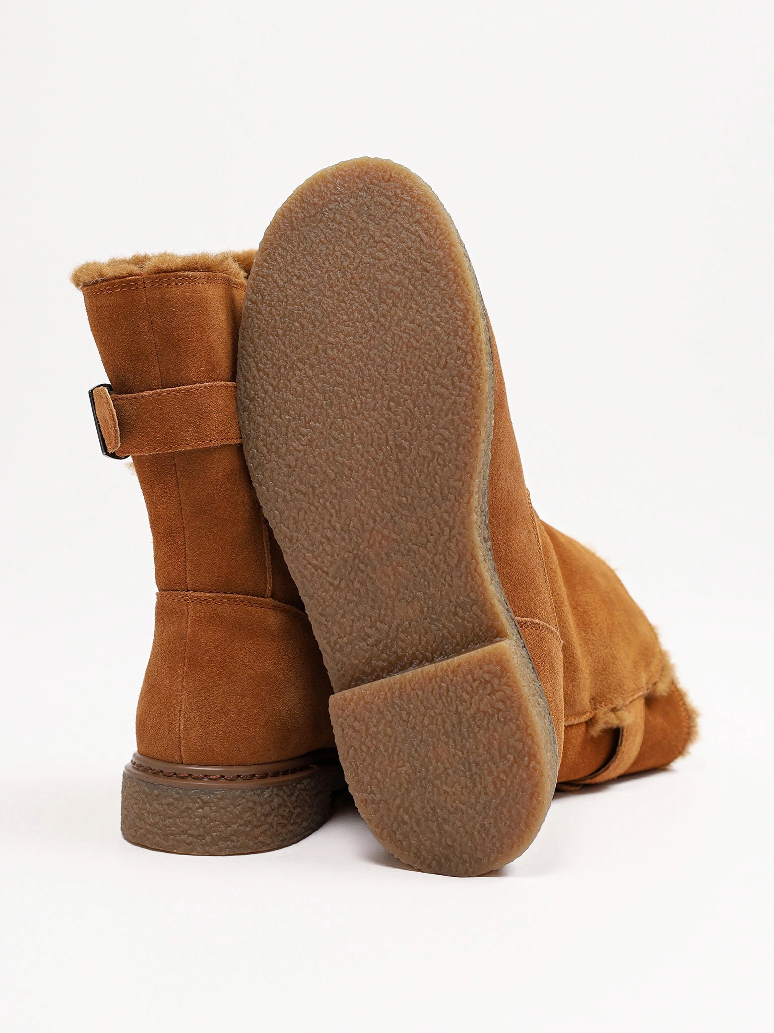 Ботинки рыжего цвета с ремешком на низком каблуке